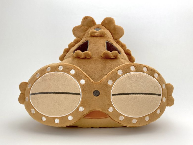 お出かけが楽しくなる！？「遮光器土偶フェイスポーチ」（1430円）