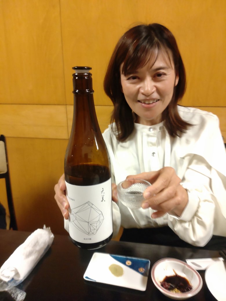 山陽小野田市での講演会後、日本酒を味わう杉浦さん