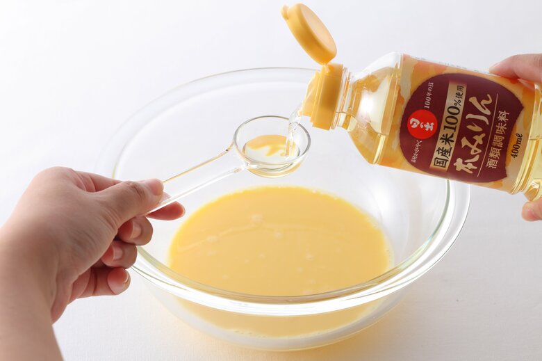 【作り方1】ボウルに卵・牛乳・本みりん・溶かしバターを加えよく混ぜる。ホットケーキミックスを加えて混ぜ合わせ、生地を作る