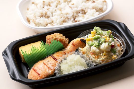 プラスべジしゃけ塩焼き弁当＋もち麦ごはん　620円（税込）
