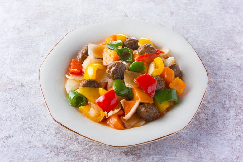 「イシイのおべんとクン ミートボール」をアレンジした料理。野菜がふんだんに摂れる