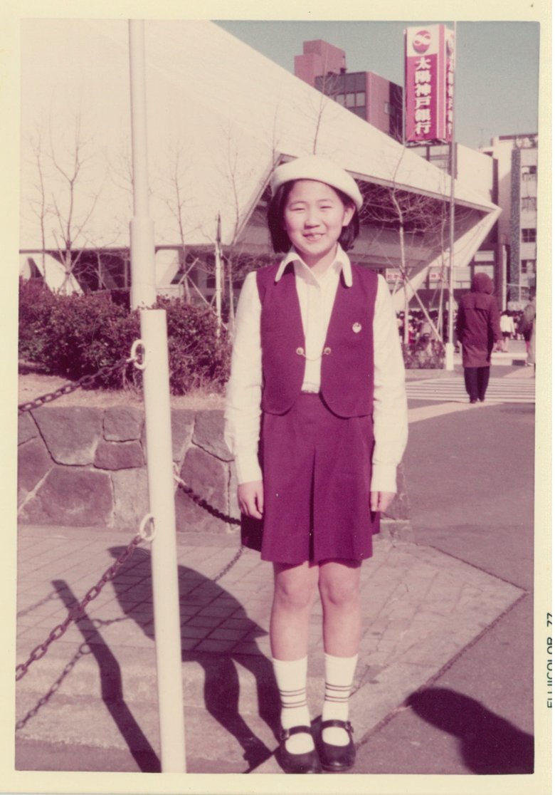 合唱団の衣装がレトロかわいい小学5年生当時の高橋さん