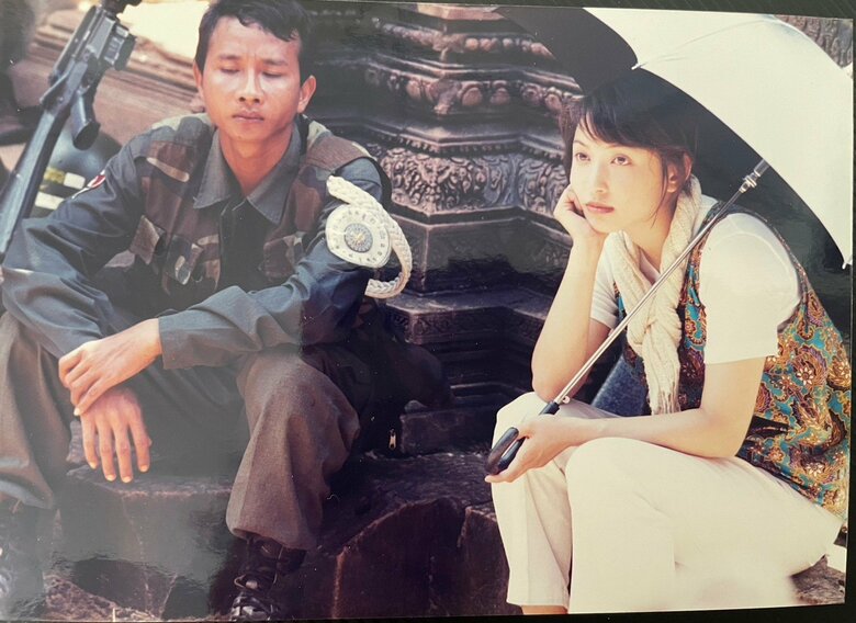 カンボジアでのロケ中に現地の警備が付く望月さん。地雷がまだ残っているエリアでは、行動も制限された