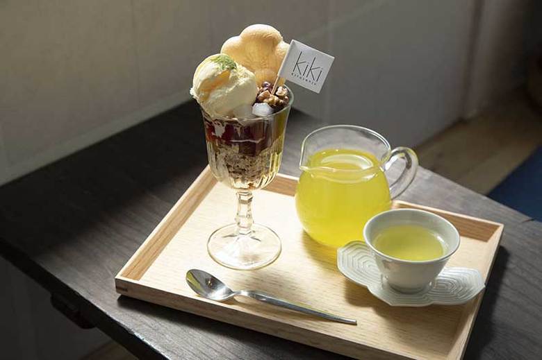 上品な甘さを堪能できる「特製KiKiパフェ」と、煎茶と玉露をブレンドした「時をつくるお茶 FUU」