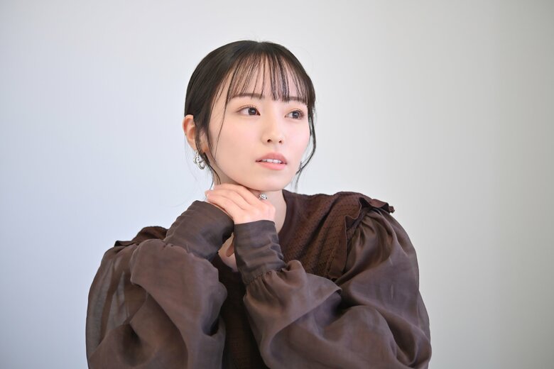 アンニュイな表情も美しい今泉さん