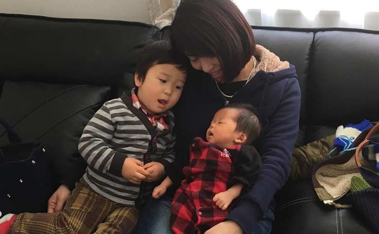 りかこさんの子どもと触れ合う今村さん