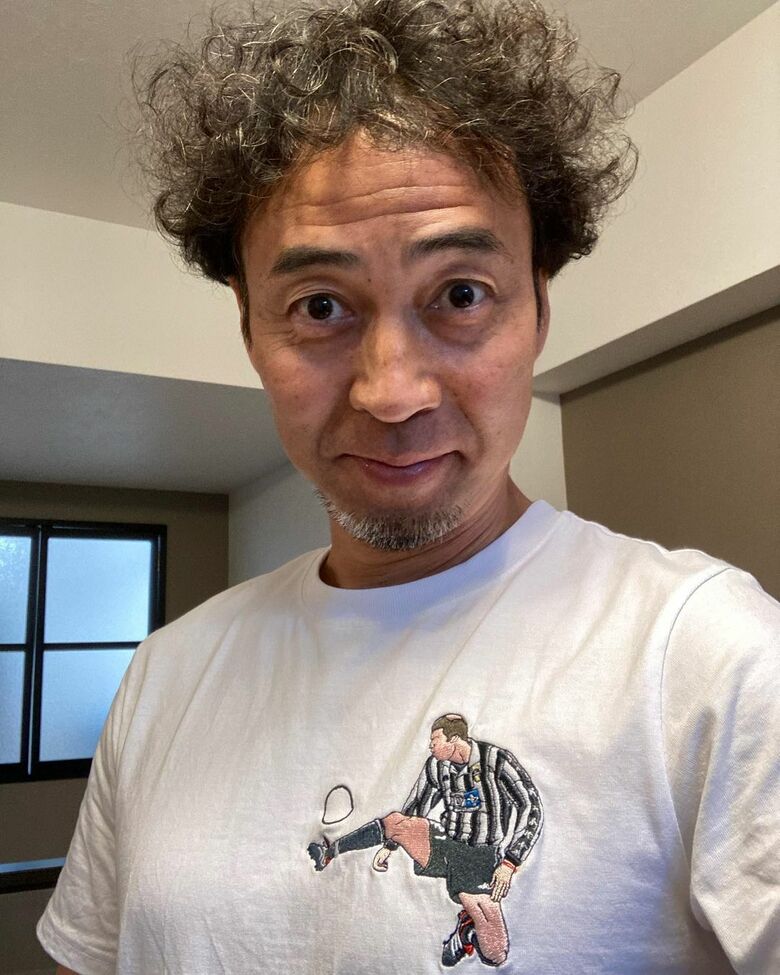 パーマをかけてイメージチェンジ！お気に入りのTシャツを着てゴキゲン（ワッキーInstagram【@japan_wacky】より引用）