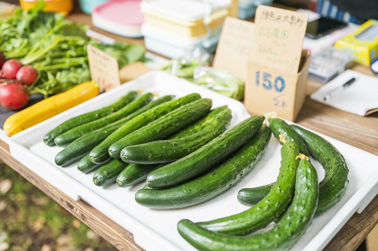 育ちすぎたり曲がったりした規格外の野菜も並ぶ