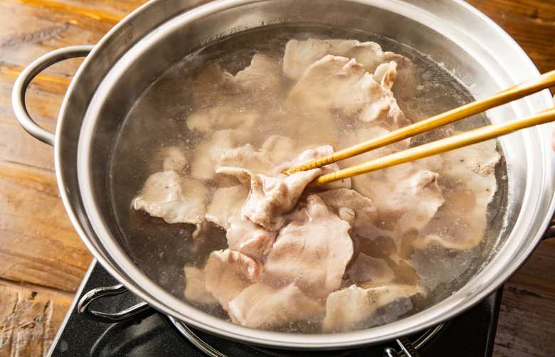 別の鍋に湯を沸かし、もやしを1〜2分ゆでてザルにあげる。同じ湯を沸騰させないような火加減にし、豚肉を入れてくっつかないように箸などでほぐしながらゆでる。豚肉の赤いところがなくなったらザルにあげる。