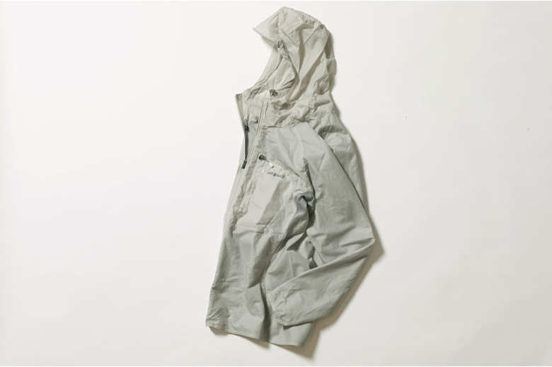 ライトシルバーのほか、ピーコックブルーの２色展開