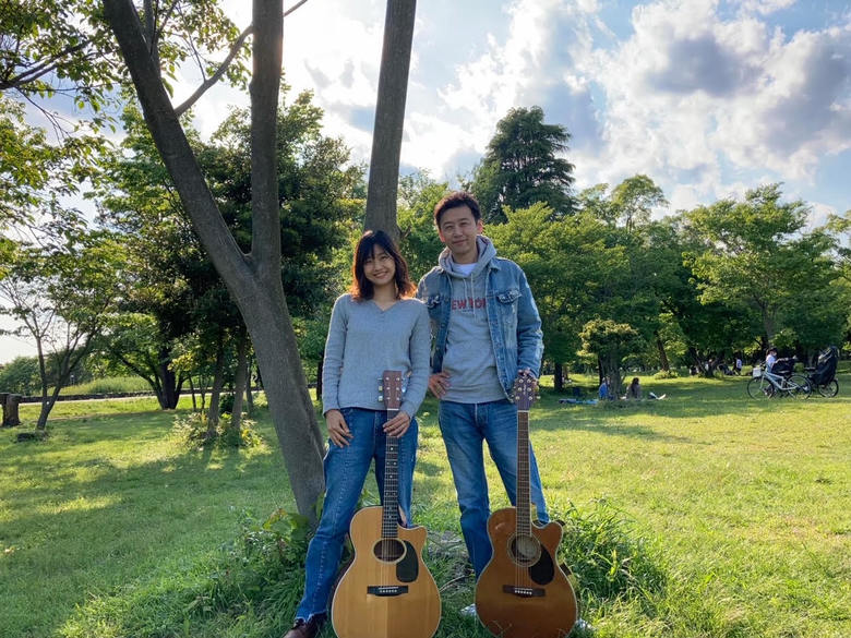 音楽をきっかけに距離を縮めた大浦さんと妻のゆりえさん