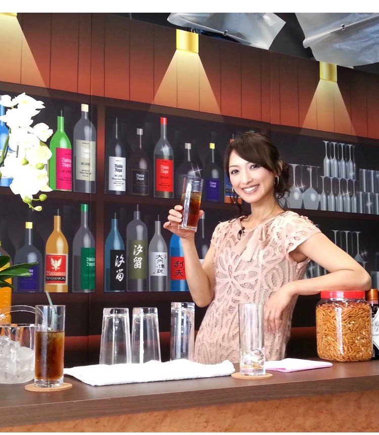 「スナックモッチー」のセットの前で。表情はすっかりスナックのママ！？