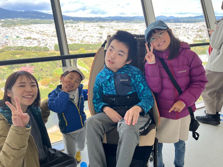 きょうだい3人揃っての家族旅行。キャンプや自然に触れ合う機会が多い