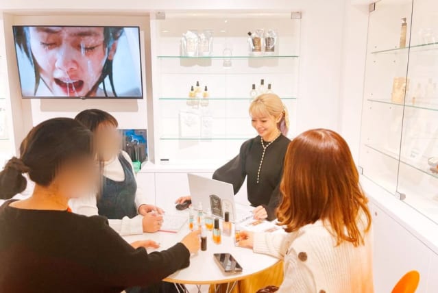 みずから経営するannfismの店舗で打ち合わせをする杏奈さん