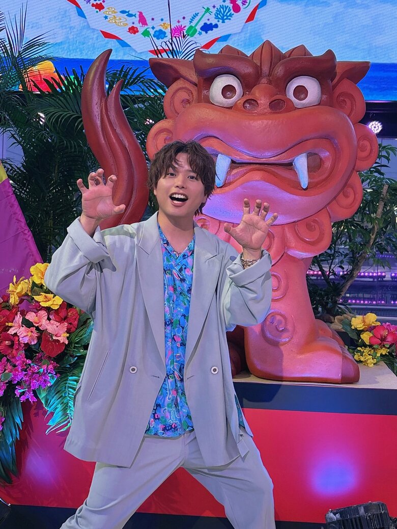 シーサーポーズ！沖縄出身の仲村宗悟さん
