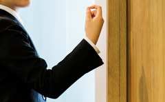 ドアのノック2回はおばさん!?世代でも別れる職場マナーの正解は!?