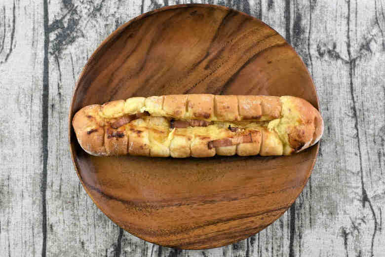 ファミマで人気のちぎれるベーコンチーズマヨスティックの実物画像