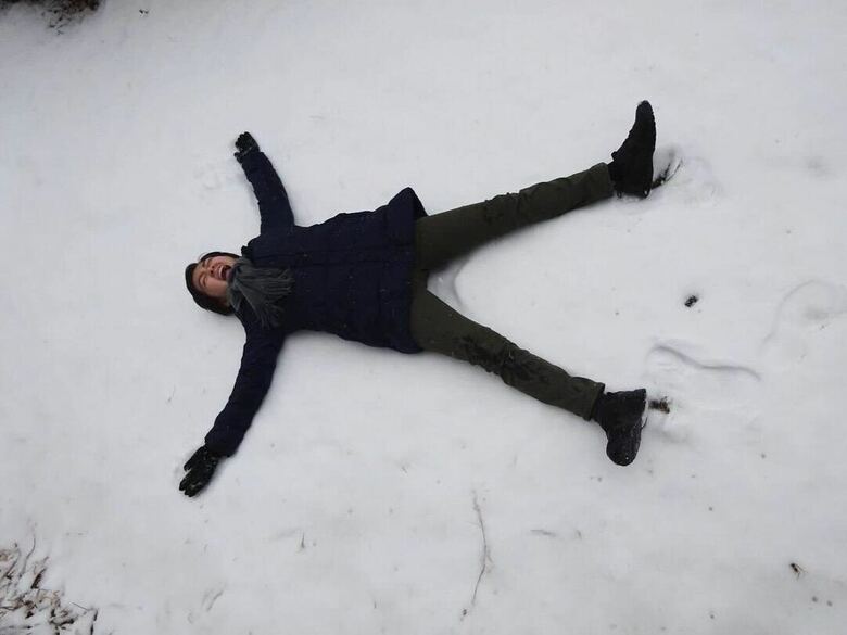 雪と戯れる村山さん