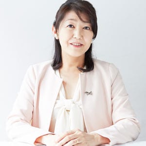 相模女子大学大学院 特任教授、昭和女子大学客員教授、iU 情報経営イノベーション専門職大学超客員教授、東京大学大学院情報学環客員研究員。東京生まれ、私立雙葉学園、慶応義塾大学文学部社会学専攻卒。住友商事、リーマンブラザースなどを経て執筆活動に入る。2008 年中央大学教授山田昌弘氏と『「婚活」時代』を上梓、婚活ブームの火付け役に。2020 年 9 月、中央大学ビジネススクール戦略経営研究科専門職学位課程修了（MBA 取得）。働き方改革、ダイバー シティ、女性活躍、SDGs とダイバーシティ経営などをテーマとする。講演、テレビ出演多数。