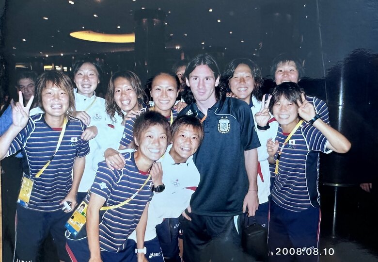 元なでしこジャパンの皆とW杯にて。永里さんは後列右から2番目。世界的プレイヤー・メッシ選手の姿も！