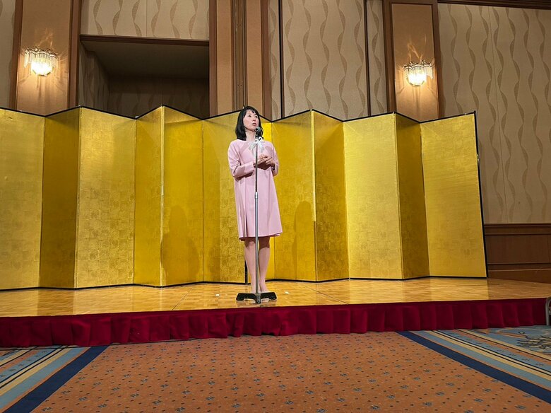 講演会で話をする東尾理子さん