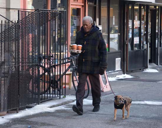 ▲そりゃ売りたくもなりますよ。2人は高齢なのに、住んでる家はアパートの５階。しかもエレベーターはありません。
毎日、階段の昇り降りだけでも息切れをし、飼っている老犬もヨレヨレです。こりゃ売ろう。そして、売ったお金で新しい家に引っ越そう。
不動産業を営む姪っ子にお願いして家を売り出し、内覧会が決行されます。