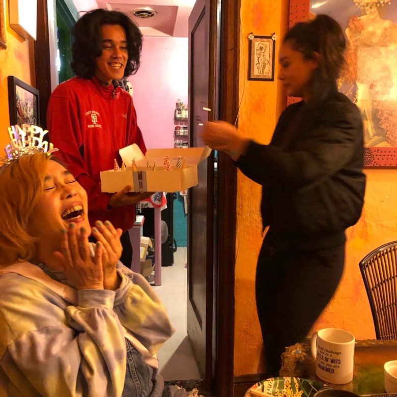 ホームパーティで盛り上がる