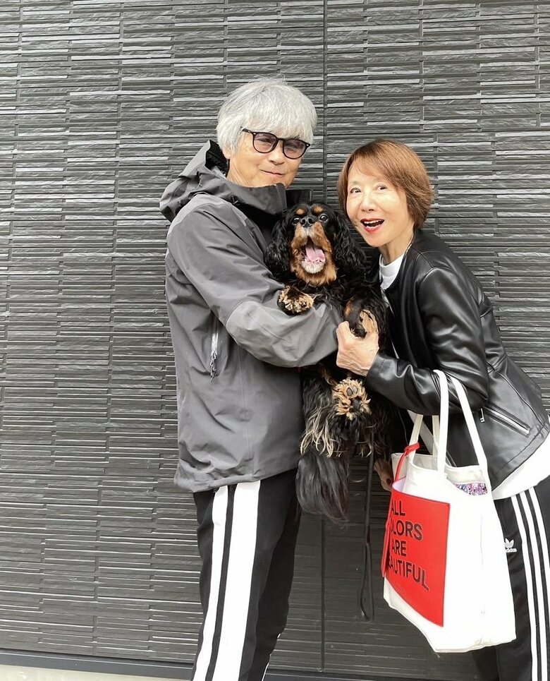 70代には見えないスポーティな奈美悦子さん夫妻