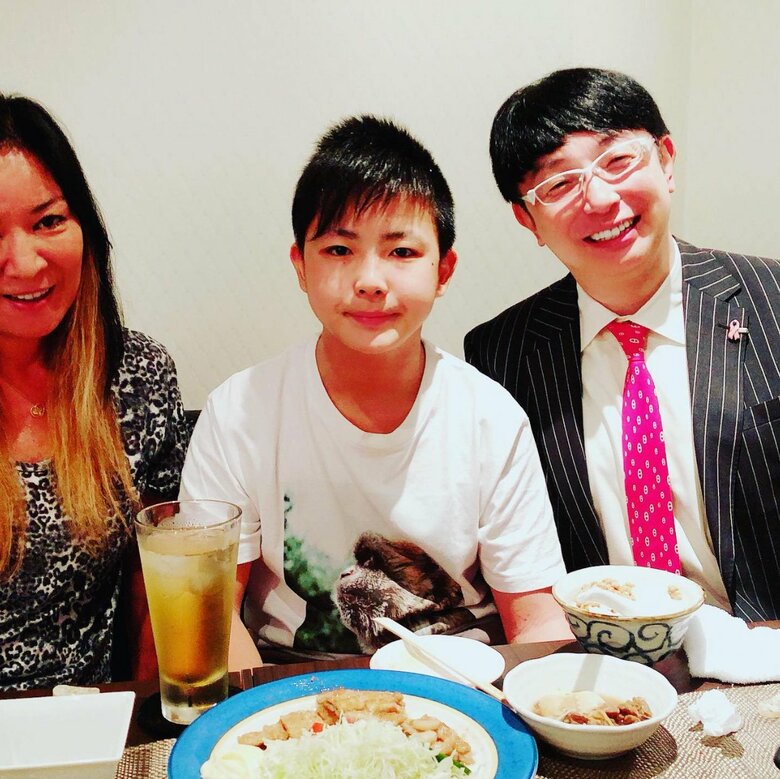 息子さん小学生の頃、家族にてお食事中