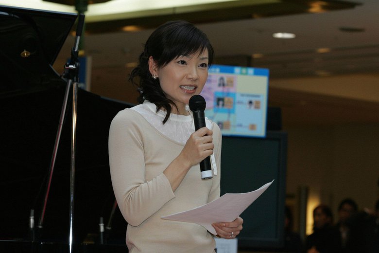 2005年の記者発表会で司会を務める春日さん