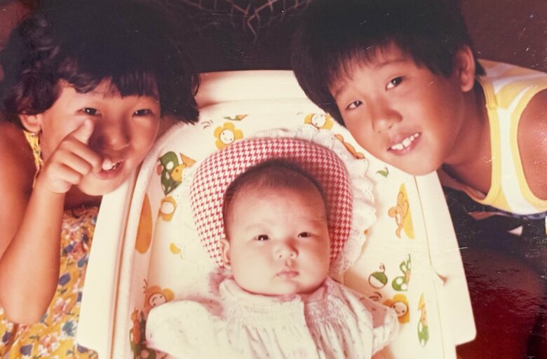 「きょうだい愛が伝わる！」生まれてすぐのMISIAさんを大事そうに囲む長女（写真左）と長男（写真右）