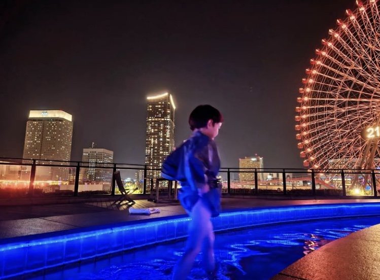 息子さんと夜のみなとみらいで足湯を堪能