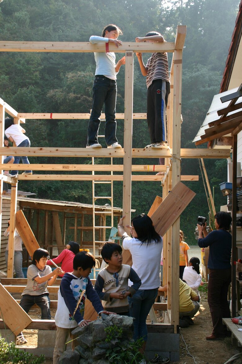プロジェクトでおもちゃ博物館を建てる工務店クラスの子どもたち