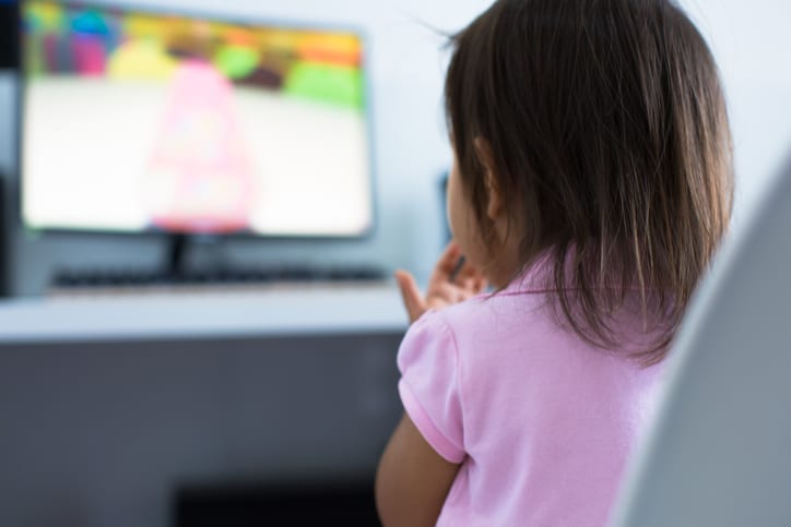 赤ちゃんとテレビ の適切な距離 目の発達 に悪影響を及ぼさない対策 Chanto Web