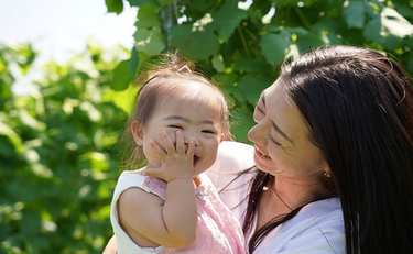 「元気に産んであげられなくてごめんね」の言葉に夫は──。ダウン症児の娘と生きる