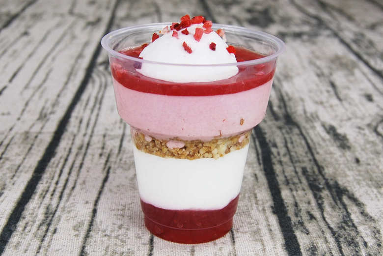 人気ファミマスイーツ 「いちごのゆるパフェ」の実物画像03