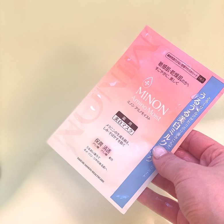 シートマスクを湯船に漬けるところ