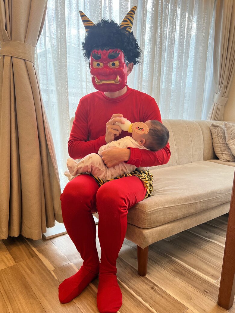シュールすぎ！節分でガチ鬼衣装の夫が子どもにミルクをあげる姿