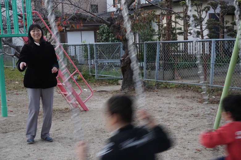 公園でお子さんと遊ぶ竹下社長
