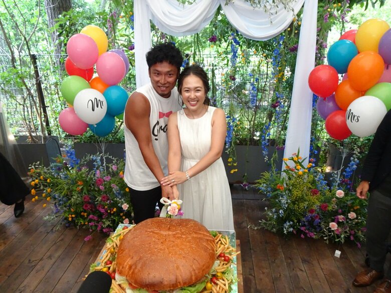 結婚パーティーで「ハンバーガー入刀」