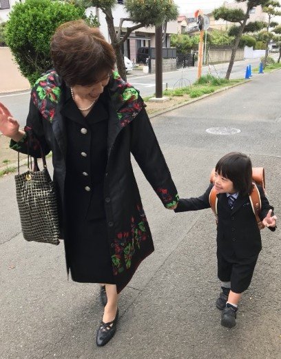 奥山さんの母親と小学校の入学式に参加した次男の美良生くん