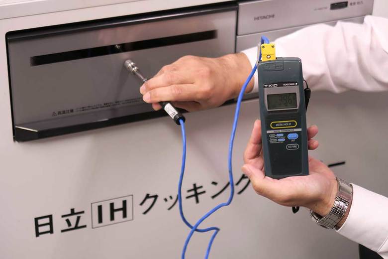 ▲通常はオートで魚を焼くとグリルドアの表面温度は100℃を超えるが、このモデルでは50℃を下回る。