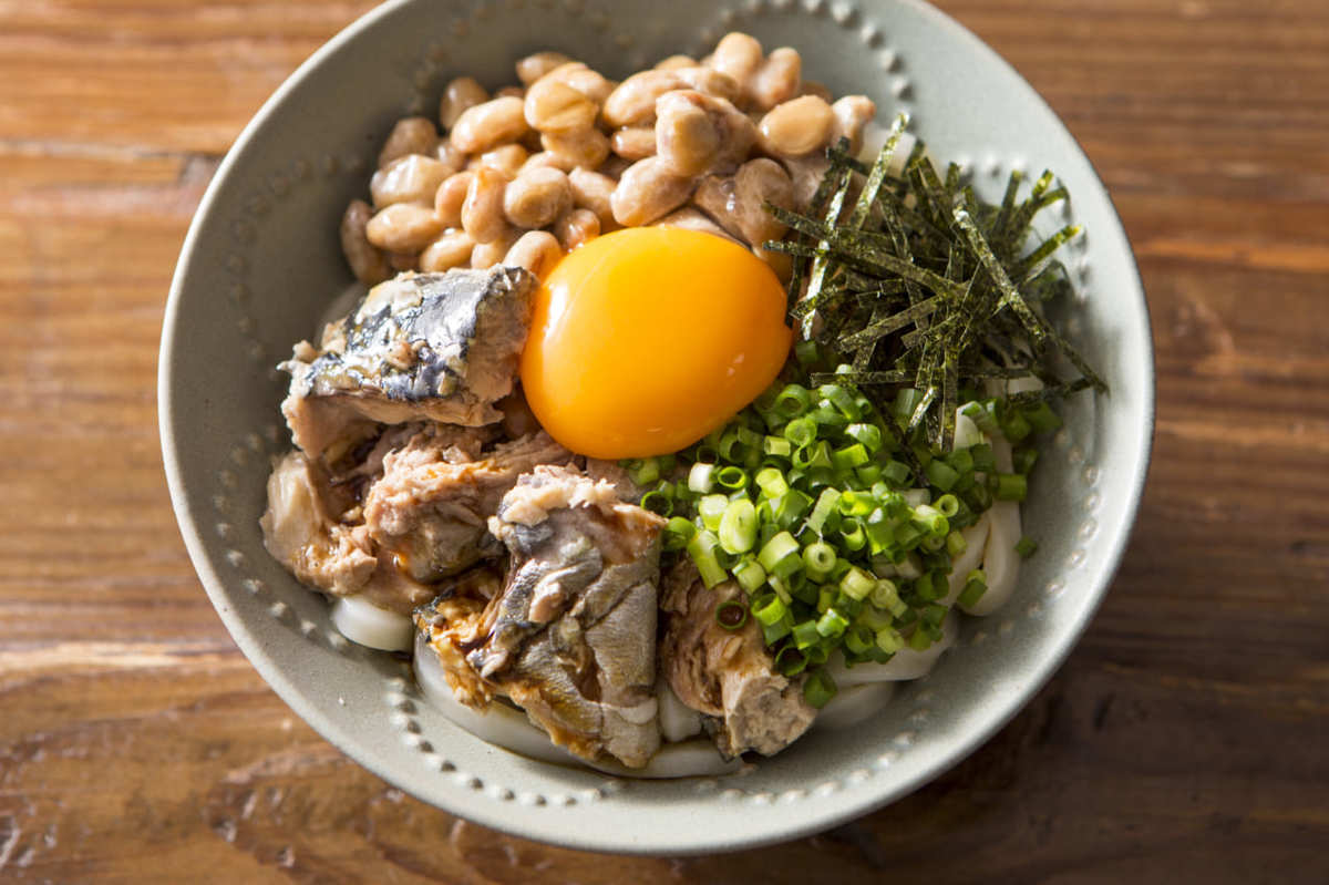 ひっぱりうどんレシピ「まさか納豆とサバ缶がこんなにも合うなんて