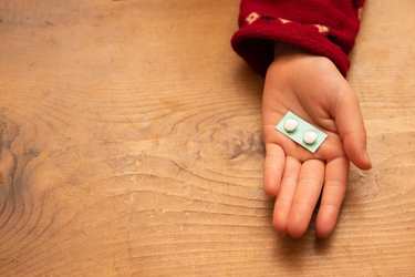 「なに食べてるの？」子どもが薬を誤飲する〝予想外の理由〟と防止策