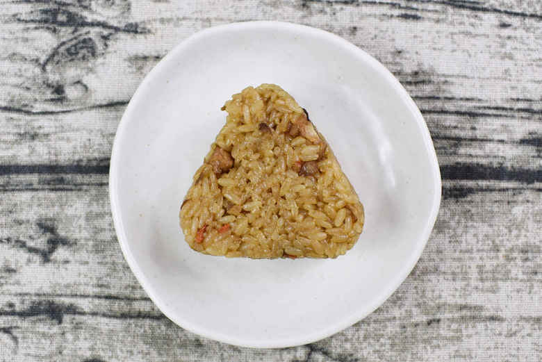 ナチュラルローソンのおすすめおにぎり「阿波尾鶏の五目おこわ」の実物画像