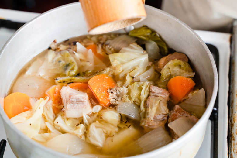 ポトフに塩で味付けしているところ