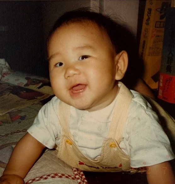 赤ちゃん時代。高校1年生で上京するまで福岡でのびのび育った