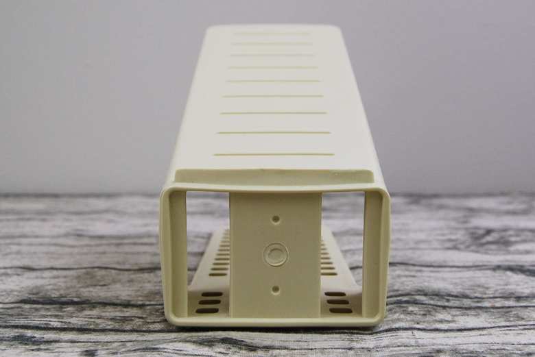 本体は樹脂素材で軽いため、靴を乗せた状態でも力を入れずに引き出すことが可能。片手でスムーズに出し入れできるよう、取っ手が正面についているのも助かります。製品の底にはレールのような細い出っ張りがあり、床との接地面はごくわずか。そのため抵抗が少なく、男性物の大きな靴を乗せてもラクラク動かすことができました。