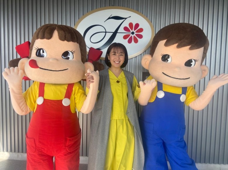 不二家のキャラクター・ペコちゃんとポコちゃんと一緒に