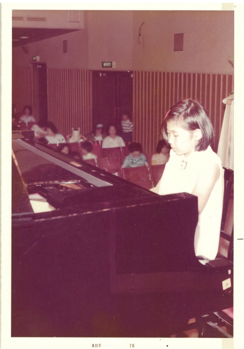発表会でピアノを弾く小学5年生当時の高橋さん